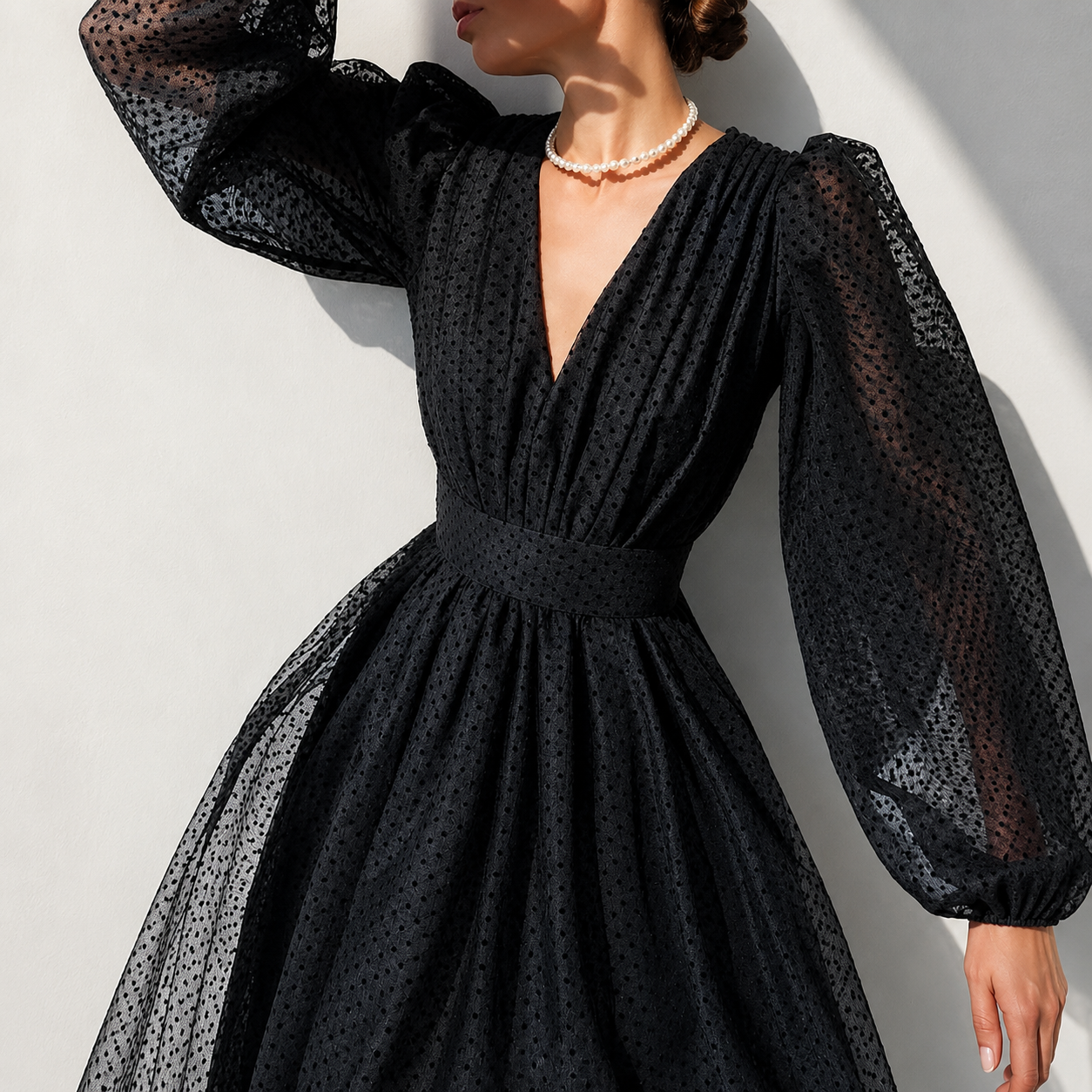 Emina - Robe Élégante à Col V et Manches Longues