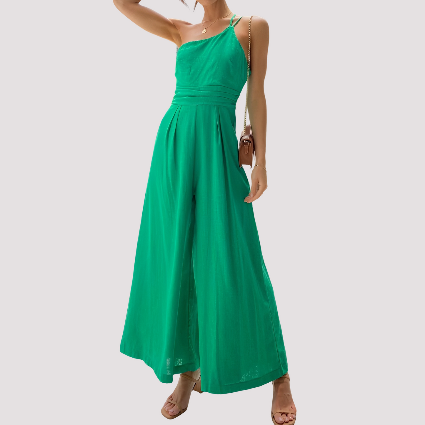 Carla - Tenue chic pour femme avec une épaule et jambes larges