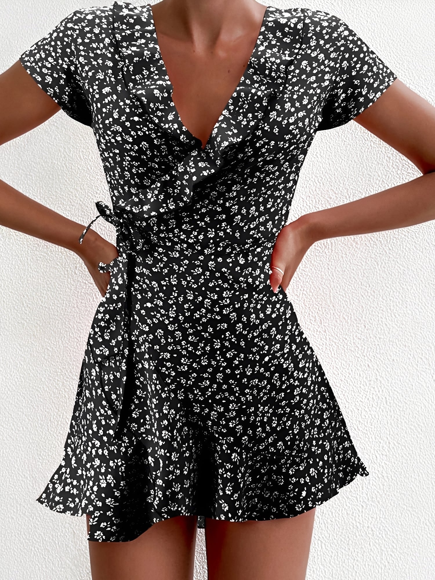 Betsy - Robe Courte Élégante à Motif Fleuri