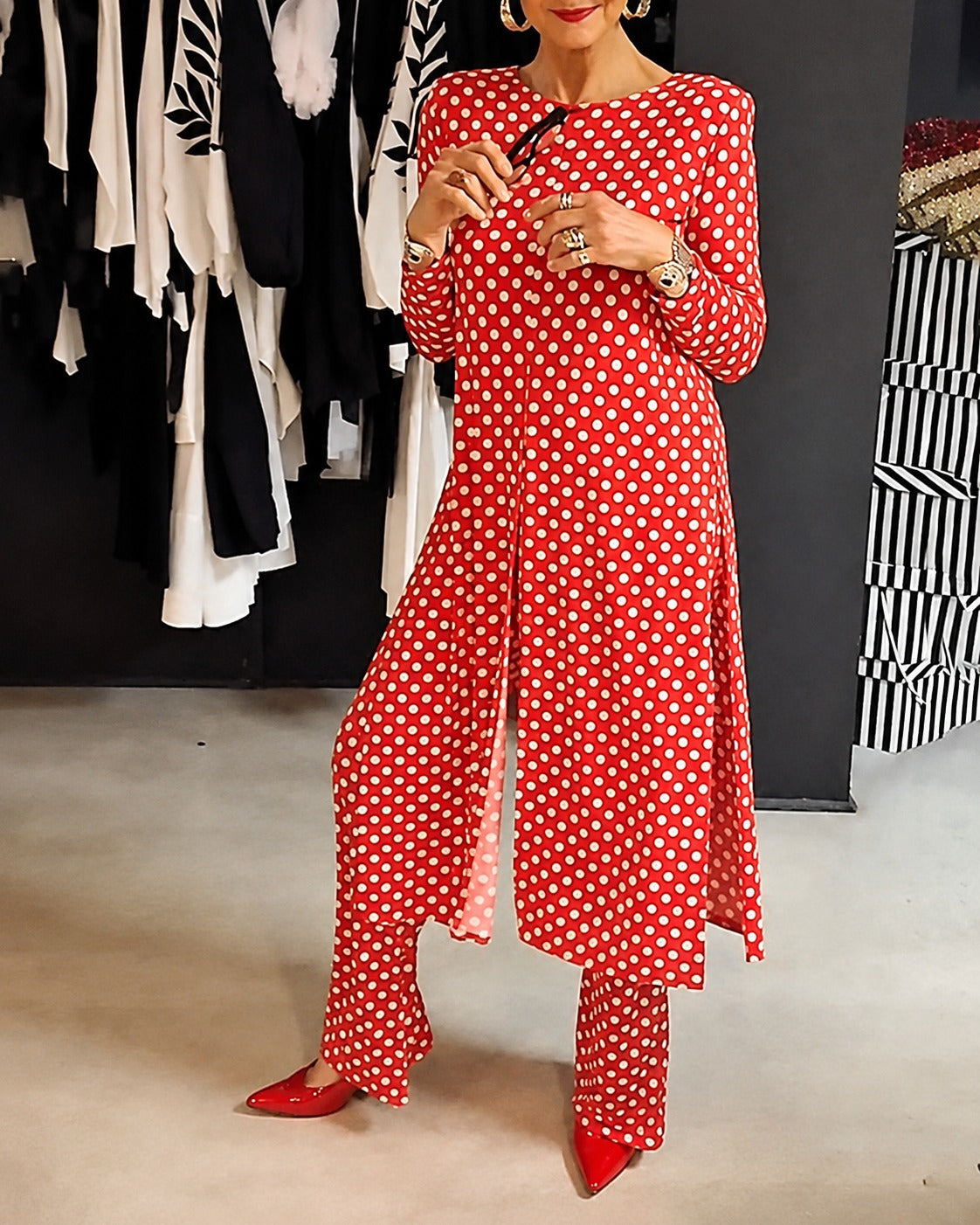 Diana - Tenue Élégante à Pois avec Fente